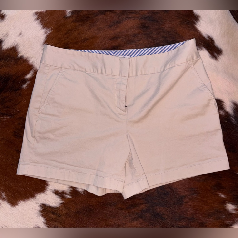 Women’s vineyard vines chino short size 6 light beige